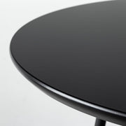 かなでものの成型板とスチールを組み合わせバスケットにはアイアンを使用したモダンなブラックのサイドテーブルの縁