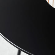 かなでものの成型板とスチールを組み合わせバスケットにはアイアンを使用したモダンなブラックのサイドテーブルの天板表面