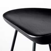 かなでもののアッシュ無垢材とスチールを組み合わせたシンプルモダンなブラックのハイスツールの座面側面
