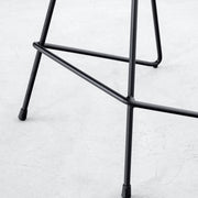 かなでもののアッシュ無垢材とスチールを組み合わせたシンプルモダンなブラックのハイスツールの脚
