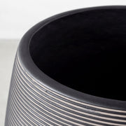 かなでもののファイバーセメントを使用したナチュラルモダンなブラックの大きめ鉢の縁