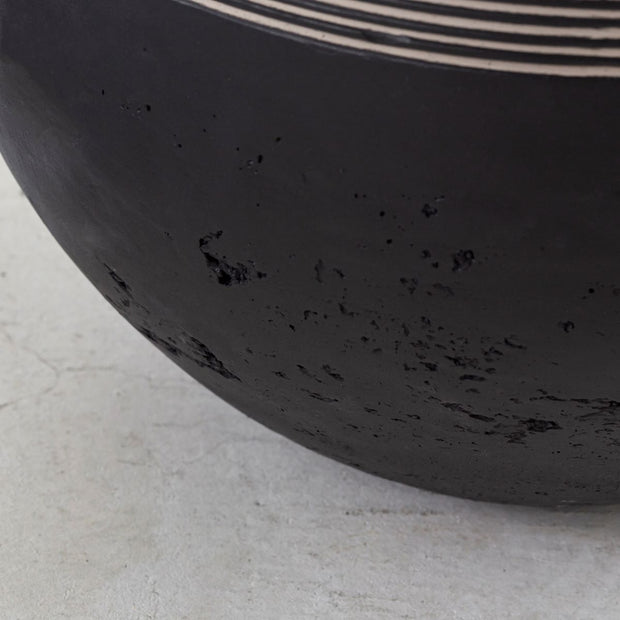 かなでもののファイバーセメントを使用したナチュラルモダンなブラックの大きめ鉢の床接面
