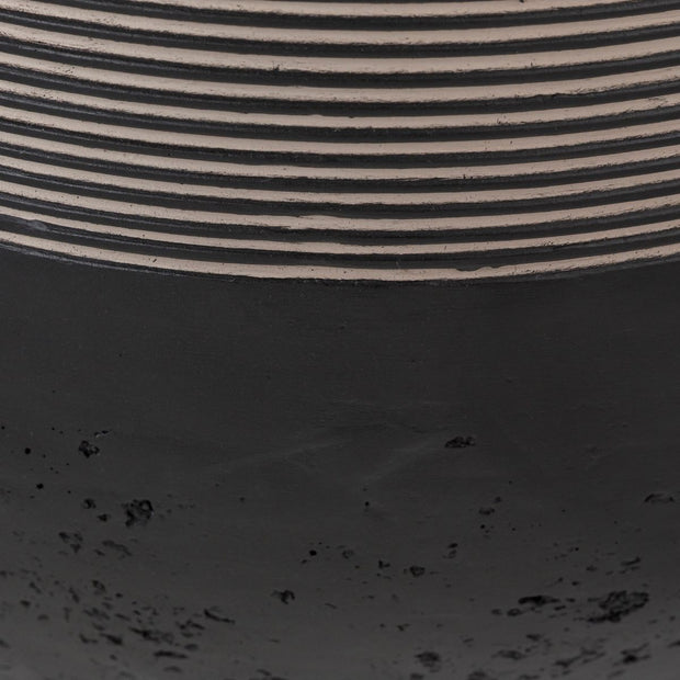 かなでもののファイバーセメントを使用したナチュラルモダンなブラックの大きめ鉢の表面