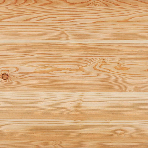 Kanademonoの飛騨唐松天板とマットクリア塗装仕上げのスクエア鉄脚を組み合わせたテーブル（天板木目）