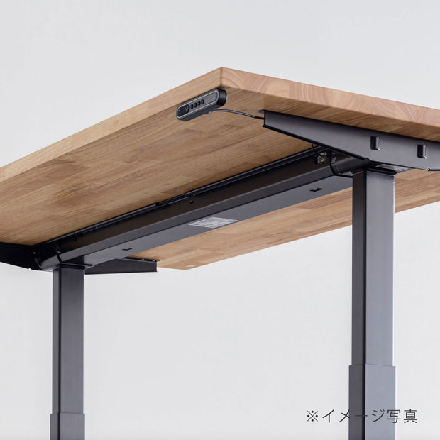KANADEMONOのレッドオーク天板にブラックの電動昇降脚を組み合わせた、デザイン性も機能性もスマートなテーブル（天板裏面イメージ）