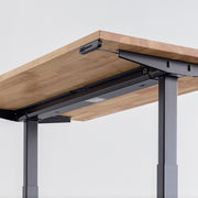 あたたかみ溢れるラバーウッドナチュラルの天板と、ブラックの電動昇降脚を組み合わせた、デザイン性も機能性もスマートなテーブル（裏面）