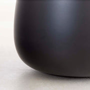 かなでもののファイバーストーンを使用した落ち着きのある艶やかなブラックの大きめの鉢(下部)・クローズアップ2