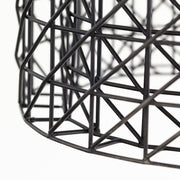 ブラックのアイアンワイヤーで作成された筒状のシェードがインダストリアルな雰囲気のペンダントライト（シェードクローズアップ２）