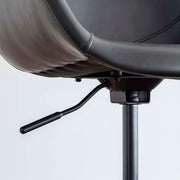 Gemoneの張り地とスチール脚を組み合わせたユニークなブラックのデスクチェアの高さ調節部