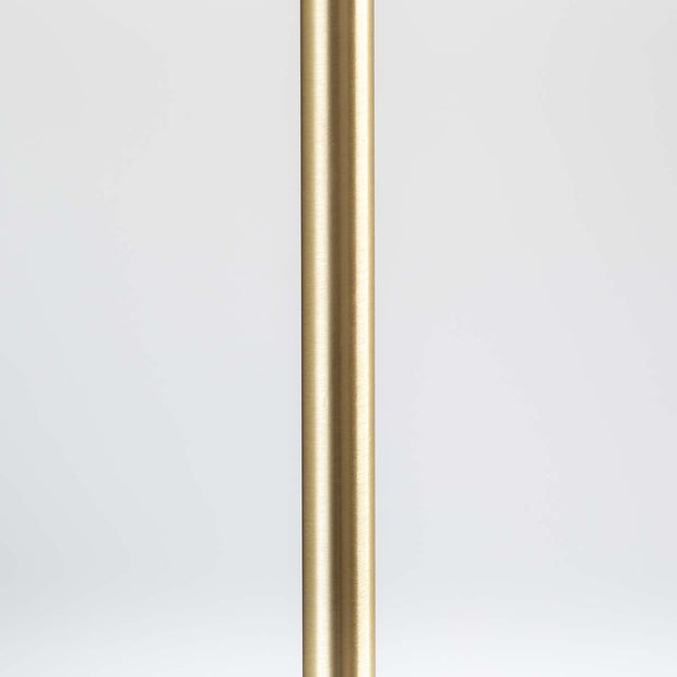 真鍮色の光沢が美しい洗練された印象のフロアランプ（支柱部分）
