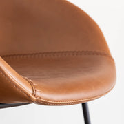 ブラウンのPUレザーを使用した丸形の可愛らしいデザインが印象的なスツール（座面）