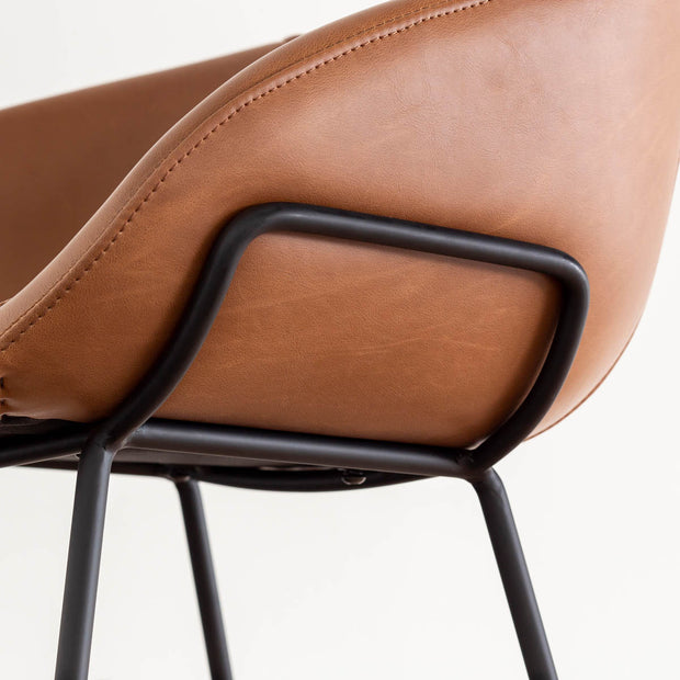 ブラウンのPUレザーを使用した丸形の可愛らしいデザインが印象的なスツール（座面と脚の繋ぎ目）