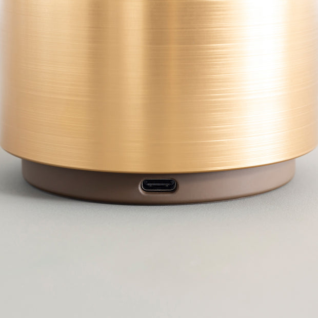 ミニマルで上品なデザインが、洗練された印象を与えるゴールドのディフューザーとアロマのセット（USBポート）