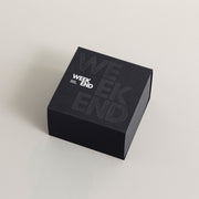 ミニマルで上品なデザインが、洗練された印象を与えるブラックのディフューザーとアロマのセット（パッケージ）