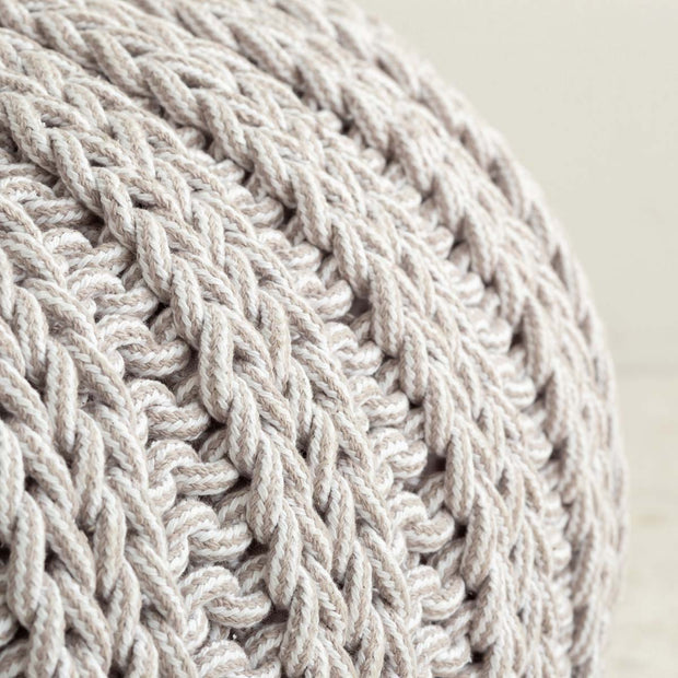 グレーの綿素材をざっくりと編み上げたモロッコインテリア風の円型クッションL（表面）