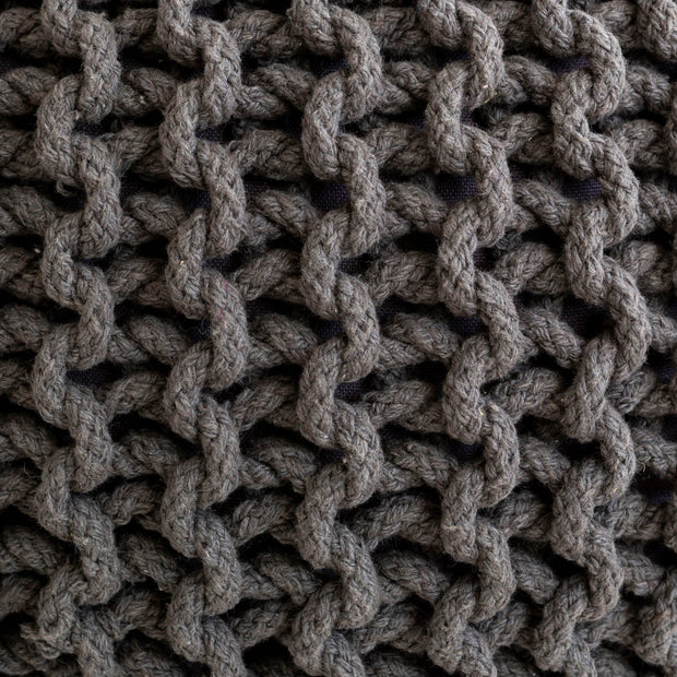 縄編み風のデザインとナチュラルテイストカラーのグレーが可愛らしいプフクッションの表面