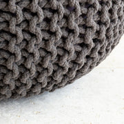 縄編み風のデザインとナチュラルテイストカラーのグレーが可愛らしいプフクッション（側面2）
