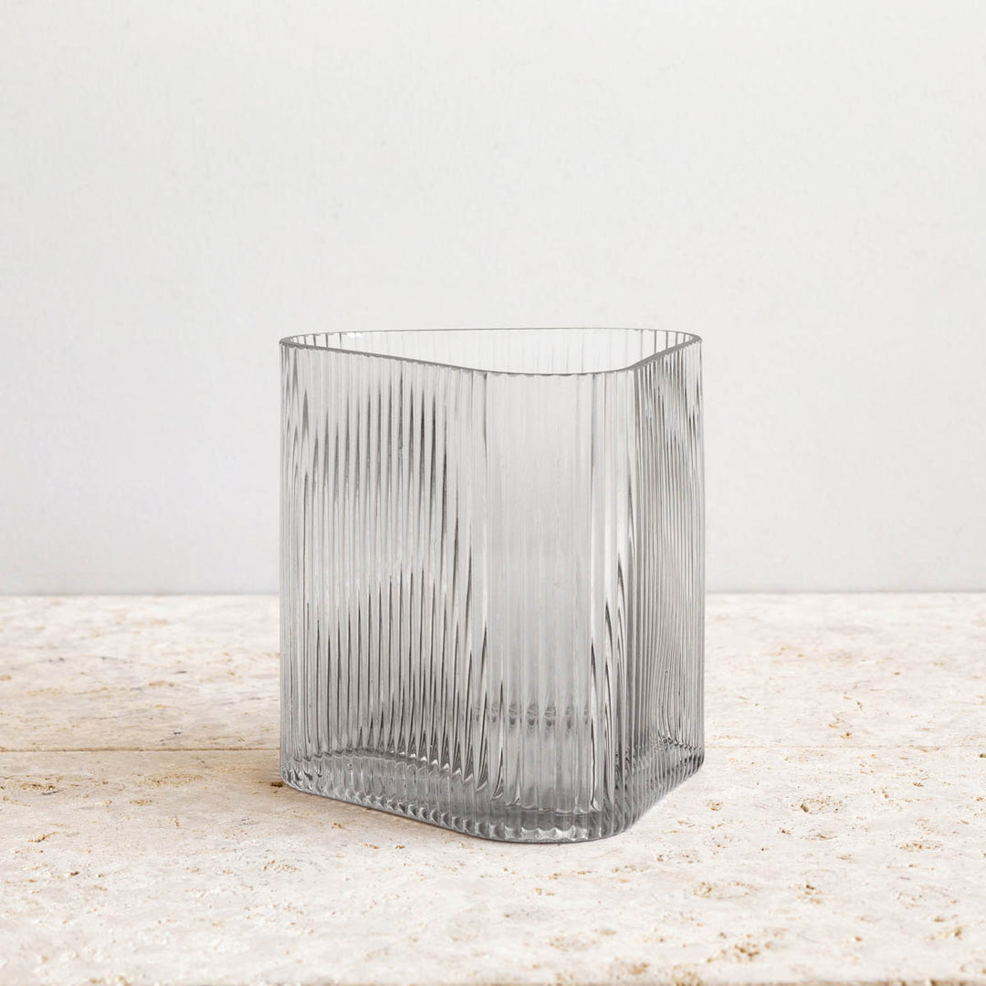 暮らし」×「花」 ガラス フラワーベース クリアグレー TRIANGLE