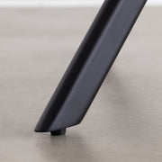 チャコールグレーのファブリックに直線のアイアン脚がスタイリッシュな佇まいのアームチェア（床接地面）