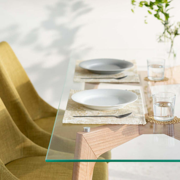 Favricaのガラス天板（幅140cm）とナチュラルカラーのピンタイプの木製脚を組み合わせたテーブル使用例6