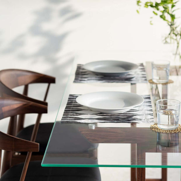 Favricaのガラス天板（幅140cm）とブラウンのIライン木製脚を組み合わせたテーブル使用例3