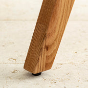 Favricaのナチュラルカラーのピンタイプの木製脚（アジャスター部分）