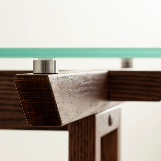 Favricaのガラス天板（幅140cm）とブラウンのIライン木製脚を組み合わせたテーブル（天板取り付け部品・クローズ2）