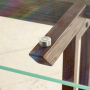 Favricaのガラス天板（幅140cm）とブラウンのIライン木製脚を組み合わせたテーブル（天板取り付け部品・クローズ）