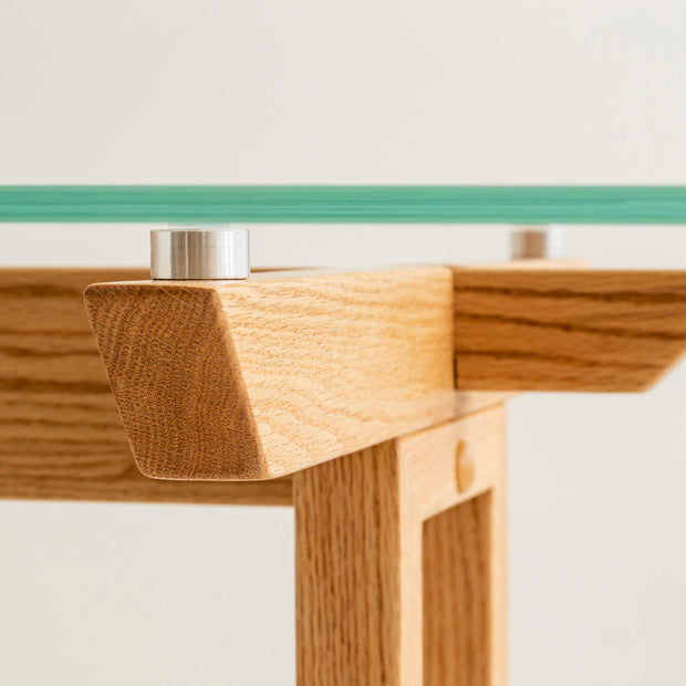 Favricaのガラス天板（幅140cm）とナチュラルカラーのIライン木製脚を組み合わせたテーブル（天板取り付け部品・クローズ2）