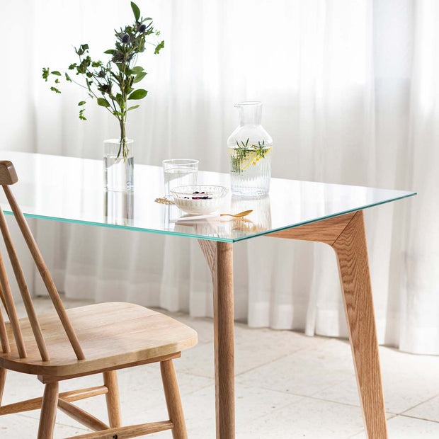 Favricaのガラス天板（幅140cm）とナチュラルカラーのピンタイプの木製脚を組み合わせたテーブル使用例8