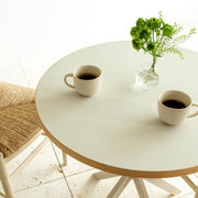 リノリウムのパステルカラー・Mushroom天板とFavricaのフェミニンなアイボリー脚を組み合わせたカフェテーブルの使用例2
