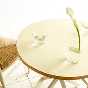 リノリウムのパステルカラー・Pearl天板とFavricaのフェミニンなアイボリー脚を組み合わせたカフェテーブルの使用例2