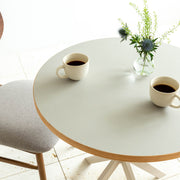 リノリウムのパステルカラー・Pebble天板とFavricaのフェミニンなアイボリー脚を組み合わせたカフェテーブルの使用例2