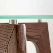 Favricaのガラス天板（幅140cm）とブラウンのピンタイプの木製脚を組み合わせたテーブル（天板設置用部品クローズ2）