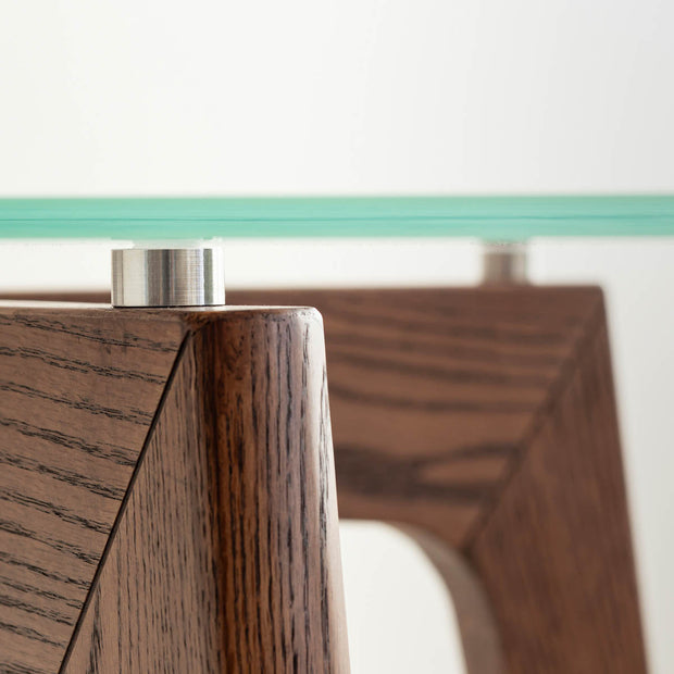 Favricaのガラス天板（幅140cm）とブラウンのピンタイプの木製脚を組み合わせたテーブル（天板設置用部品クローズ2）