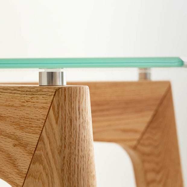 Favricaのガラス天板（幅140cm）とナチュラルカラーのピンタイプの木製脚を組み合わせたテーブル（天板設置用部品・クローズ2）