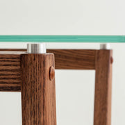 Favricaのガラス天板（幅140cm）とブラウンのトラぺゾイド型木製脚を組み合わせたテーブル（天板取り付け部品・クローズ2）