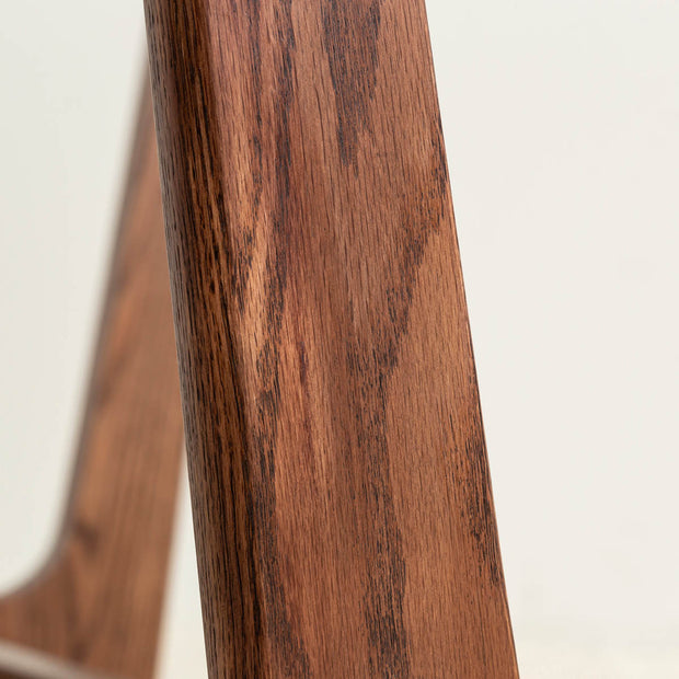 Favricaのブラウンカラーのトラぺゾイド型木製脚