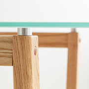 Favricaのガラス天板（幅140cm）とナチュラルカラーのトラぺゾイド型木製脚を組み合わせたテーブル（天板取り付け部品・クローズ2）