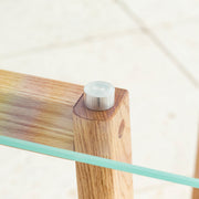 Favricaのガラス天板（幅140cm）とナチュラルカラーのトラぺゾイド型木製脚を組み合わせたテーブル（天板取り付け部品・クローズ）