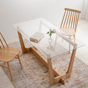 Favricaのガラス天板（幅140cm）とナチュラルカラーのトラぺゾイド型木製脚を組み合わせたテーブル使用例3