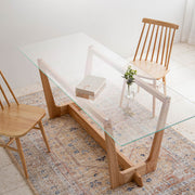 Favricaのガラス天板（幅180cm）とナチュラルカラーのトラぺゾイド型木製脚を組み合わせたテーブル使用例3