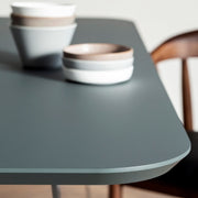 ナノテクノロジー素材を使用したオリーブのFENIX天板とマットブラックのスクエア鉄脚を組み合わせた優れた性能と美しさを併せもつ新しいテーブル（使用例3）