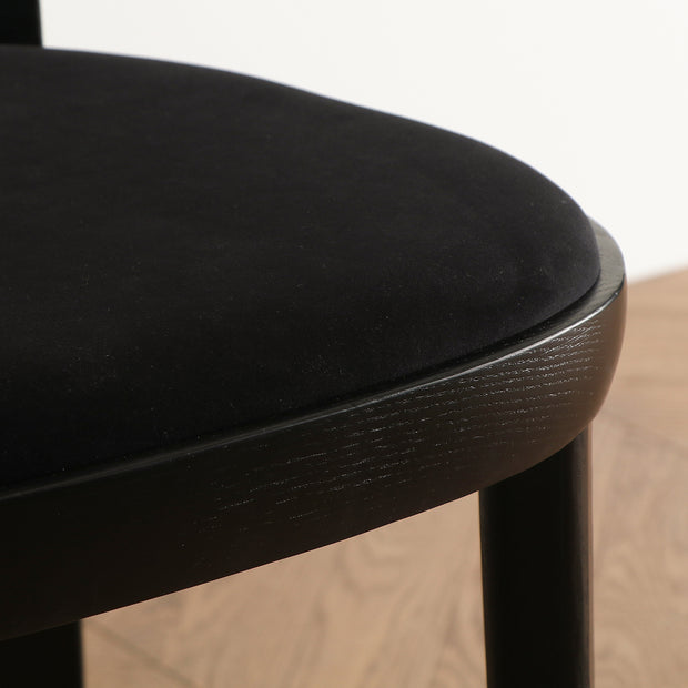 気品あるベルベット素材を使用したモダンな佇まいのチェア（座面）