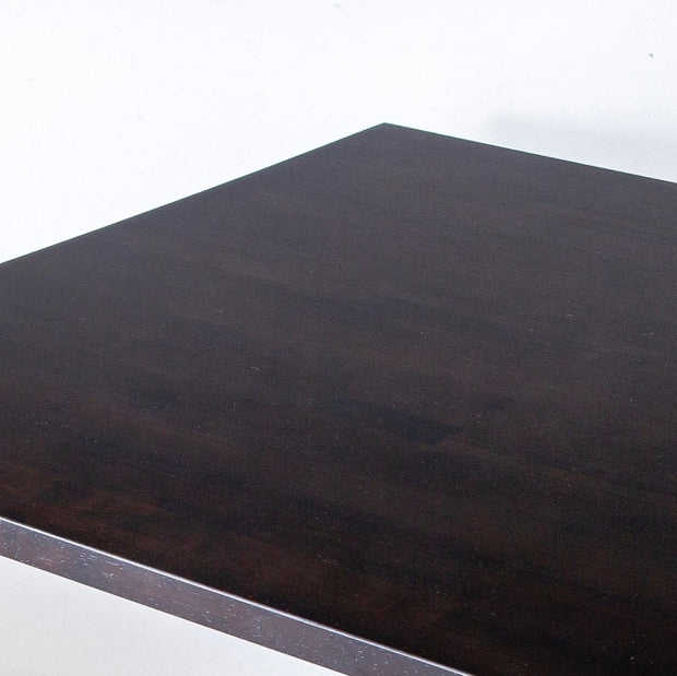 Gemoneのシックなブラックブラウンのラバーウッド材と美しい質感が際立つスクエアのステンレス脚を組み合わせた重厚感のあるテーブル(天板2)