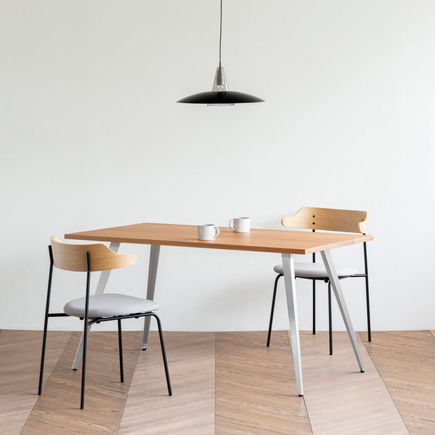 Gemoneのブラックチェリー天板とフラットピン型ステンレス脚を組み合わせたシンプルなテーブルの使用例1
