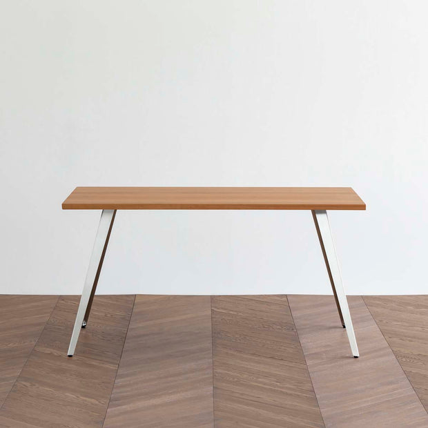Gemoneのブラックチェリー天板とフラットピン型ステンレス脚を組み合わせたシンプルなテーブル1