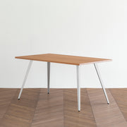 Gemoneのブラックチェリー天板とフラットピン型ステンレス脚を組み合わせたシンプルなテーブル
