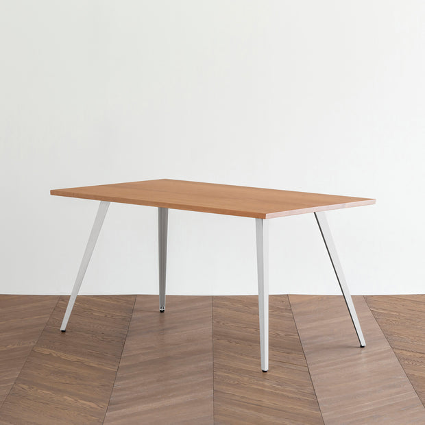 Gemoneのブラックチェリー天板とフラットピン型ステンレス脚を組み合わせたシンプルなテーブル