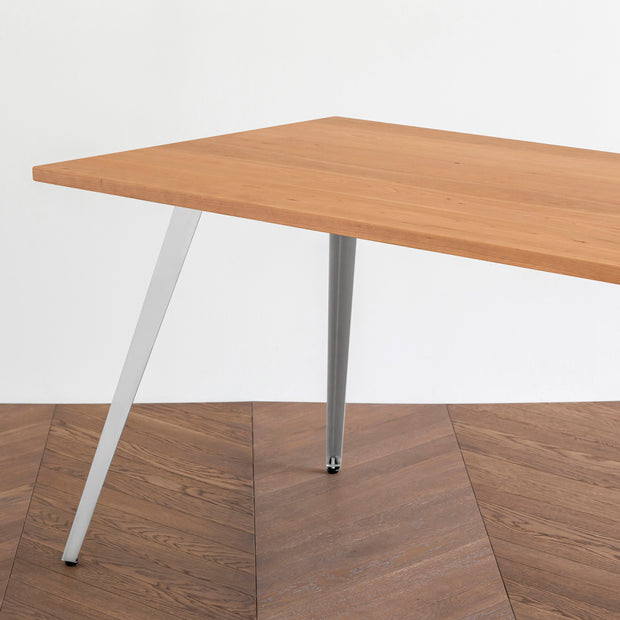 Gemoneのブラックチェリー天板とフラットピン型ステンレス脚を組み合わせたシンプルなテーブル2
